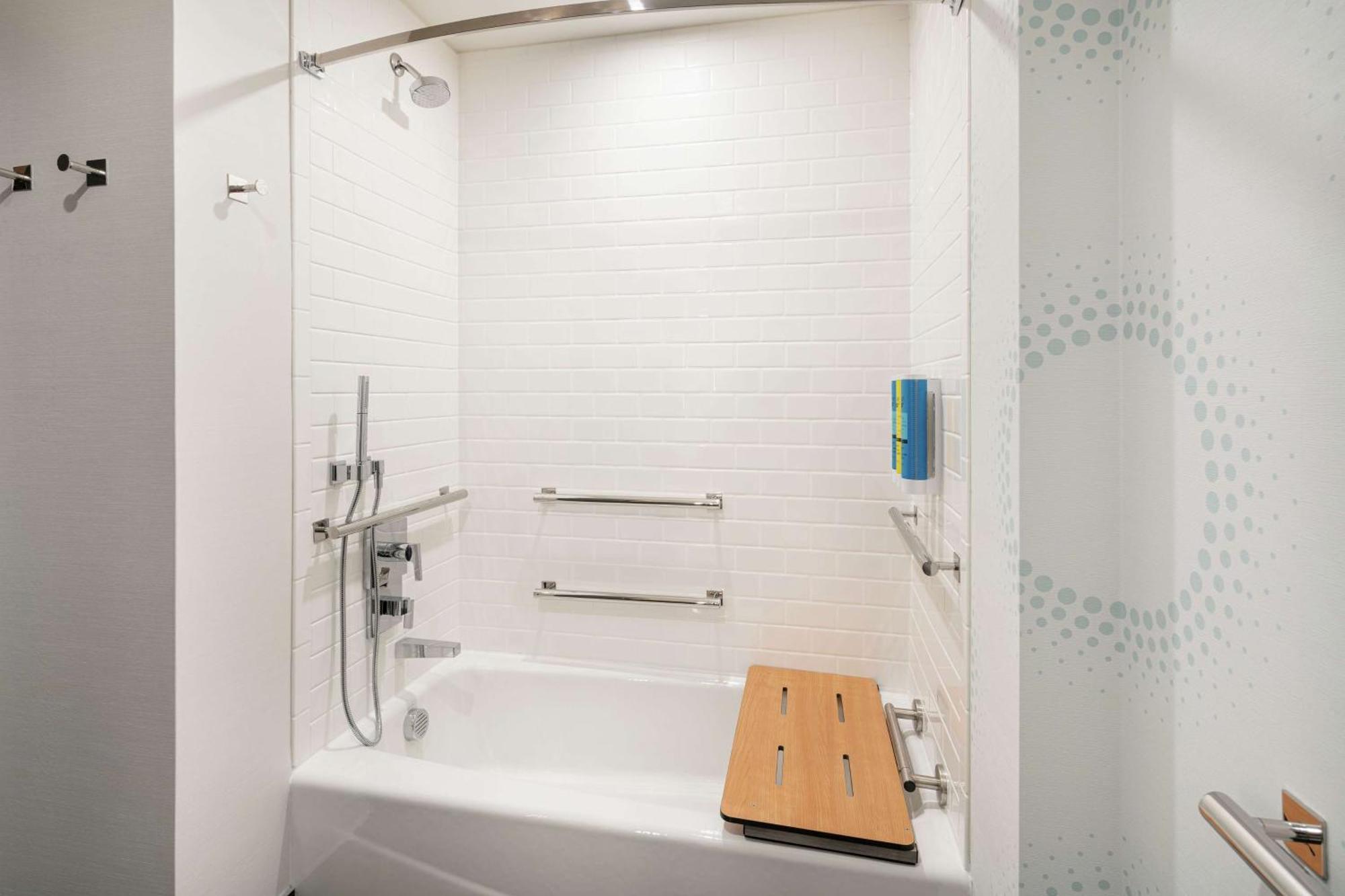 King Room Bath Tub Mobility Hearing Access,1557106615:JPEG