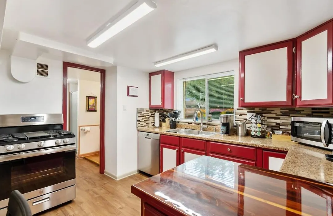Cozy & Spacious Apartment Steps From Regis-1