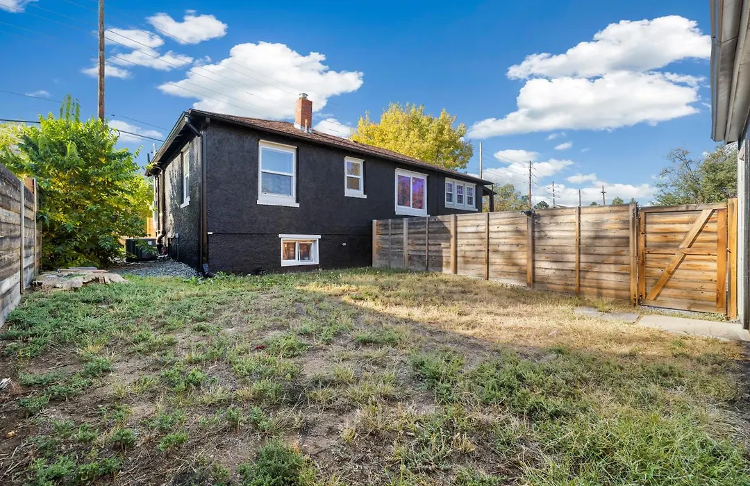 Peaceful Home W/ 4Br, Big Yard And Amazing Art-1