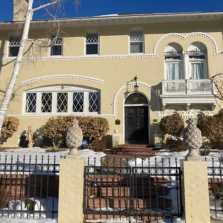 Pineapple House, Spacious 1St Floor Apartment! City Center! 96 Walk Score! Free Parking!-2