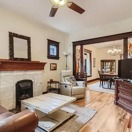 West Highland Bungalow 2Br W Private Backyard-3