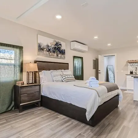 Private Sunnyside Studio Cozy Modern Getaway Villa-3