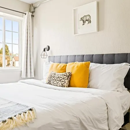 Stylish City Retreat - King Beds - Walk To Sloans Lake-2