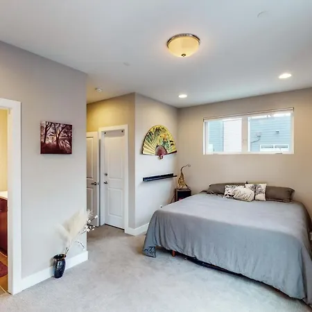 Home With Rooftop Patio, Fire Pit, Hot Tub, Grill-2