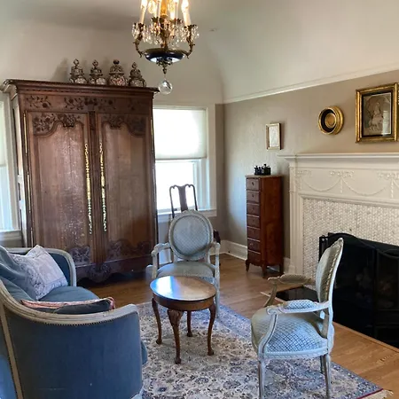 Pineapple House, Romantic 3 Bed 2 Bath Apt, Sleeps 6! Private Balcony! City Center! Free Parking!-2