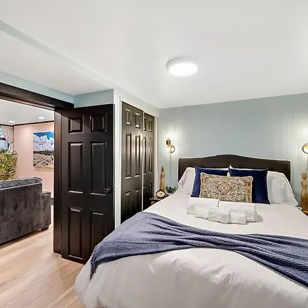 Charming & Updated Garden Level In Heart Of Denver-3