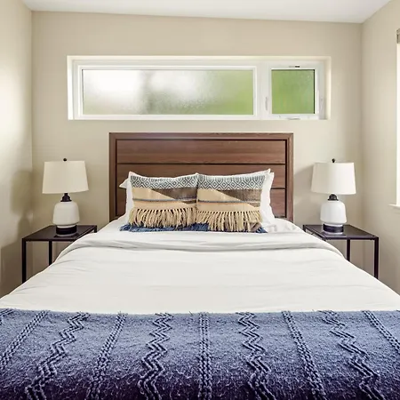 Stunning Guesthouse - Walk Everywhere! Sleeps 6!-3