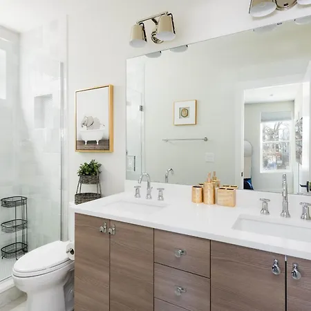 Stunning 3Bd 3.5 Ba - 10 Min To Downtown! Garage!-2
